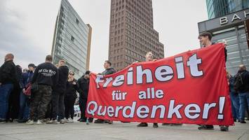 aufmarsch der rechtsextremen mitten in berlin: „mich bedrückt das“