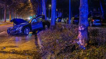 Auto kracht auf Alsterkrugchaussee gegen Baum – zwei Männer (20) im Krankenhaus