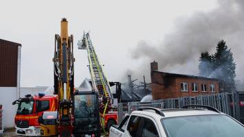 großbrand bei lüneburg richtet zerstörung auf firmengelände an – asbestverdacht