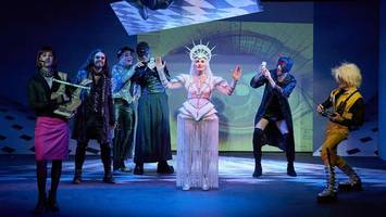 offenbachs „hoffmanns erzählungen“ in der kammeroper – so hautnah wie nie