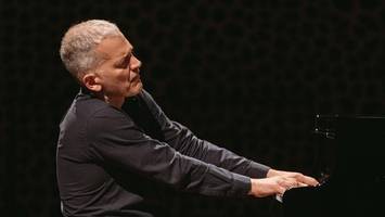 riesenandrang in der elbphilharmonie – publikum sitzt sogar auf der bühne