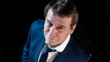 Satire „Streng gemein“: Alma-Hoppe-Veteran provoziert mit Wehrpflicht über 70