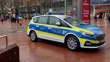 Aus Wut über Kontrolle? Mann (30) tritt auf Streifenwagen am Bahnhof Atona ein