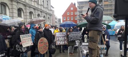 Protest in Augsburg: Menschenkette macht auf Leid von Kaninchen aufmerksam
