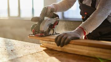 entlassener schreiner versuchte mit nebengewerbe über die runden zu kommen: rückzahlung von 57.417 euro droht