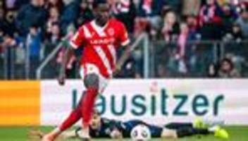 3. Fußball-Liga: Cottbuser Blackout - Aue im freien Fall - Rostock brilliert