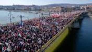 parlamentswahl in ungarn: zehntausende demonstrieren am nationalfeiertag in ungarn