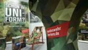 Protest gegen Wehrpflicht: Bundeswehrstand auf Berufsmesse mit Farbe beschmiert