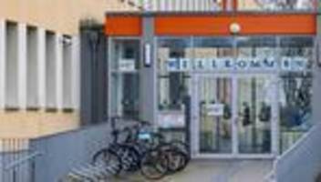 migration: zahl der in deutschland lebenden geflüchteten leicht gesunken