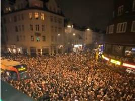 Tausende folgen Aufruf: Spontanes Rap-Konzert sorgt für Chaos in Bremen