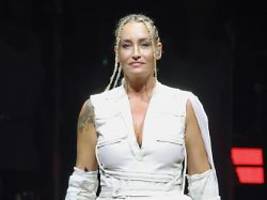 Zusammenprall bei Berlin-Konzert: Blutiger Zwischenfall hält Sarah Connor nicht auf