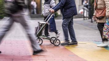 wenn der rollator stockt: wie bürger die hürden der stadt erforschen