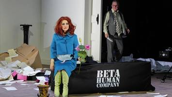 Wenn die KI kollabiert: „Sophia“ im Renaissance Theater