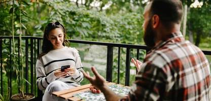 Smartphone: Ist es unhöflich im Gespräch zum Handy zu greifen?