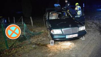 Auto kracht in Zaun: Verletzter Fahrer verschwindet und ruft später Hilfe