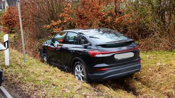 Vorfahrt missachtet? Elektro-Audi landet nach Unfall im Graben