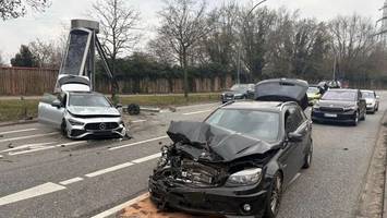 Zwei Männer liefern sich ein Rennen: eine Frau wird schwer verletzt