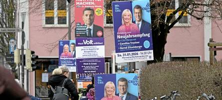 Betrunkener Mann beschädigt Wahlplakat in Augsburg und wird ertappt
