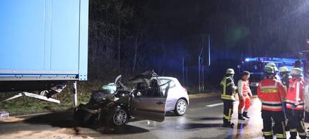 Unfall mit Schwerverletztem auf der B17: Fahrer stand unter Alkoholeinfluss