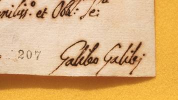 forscher entdeckt handschriftliche notizen von galileo in einem 500 jahre alten buch