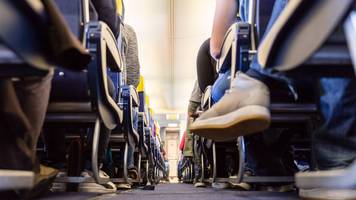 Ex-Steward warnt: Schwarze Socken können im Flugzeug zum Problem werden