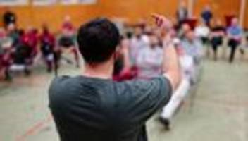 einen abend lang freiheit: verse im vollzug - wenn das gefängnis zur bühne wird