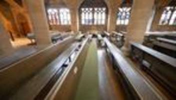 kirchenstatistik: viele menschen kehren christlichen kirchen den rücken