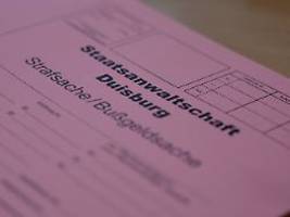 chefarzt nutzte vertrauen aus: jugendpsychiater wegen missbrauchs von patientinnen angeklagt