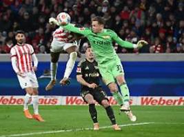 Drama beim Bundesliga-Debüt: Torwart Raab rettet Union mit offenbar schwer verletzter Hand