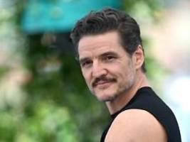 Er macht den Anti-Leo: Ohne Schnauzer ist Pedro Pascal kaum wiederzuerkennen