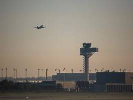 Flugausfälle und Verspätungen: Verdi ruft zu Warnstreik am Flughafen BER auf