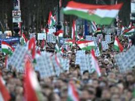 für 30 silberstücke verkauft: orbán schürt massive kriegsangst, magyar wirft ihm verrat vor