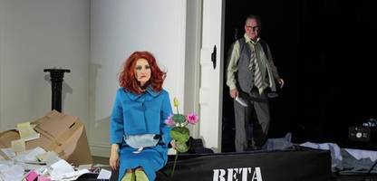 Joachim Król am Renaissance Theater Berlin: Träumen KI-Roboterfrauen vom Sex mit Menschen?