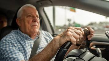 A7: Senior (81) verliert Kontrolle über Pkw und kracht gegen Baum