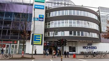 HVV-Bus kollidiert mit Lkw vor Einkaufszentrum – drei Menschen verletzt