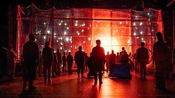 zukunftsmusik an der staatsoper hamburg: „die große stille“ mit mozart-karaoke