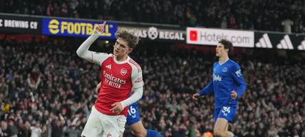 Vorbild Dowman: Dieser FCA-Stürmer hält den Rekord als jüngster Torschütze der Nachkriegsgeschichte