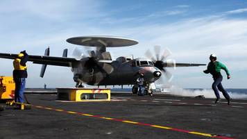 Frankreichs Atom-Träger katapultiert erstmals drei „fliegende Radaraugen“ gleichzeitig in die Luft