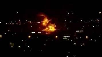 video zeigt großen feuerball nahe dubai-flughafen