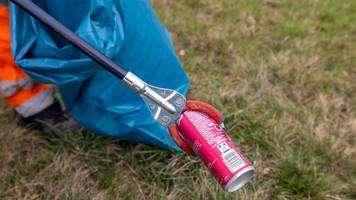 75-jähriger großvater sammelt müll dort ein, wo andere aus sicherheitsgründen nicht hingehen