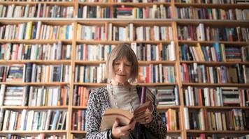 naomi (77) eröffnete ihren eigenen buchladen – bekommt aber kein gehalt für sieben tage arbeit die woche