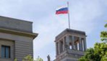 Brandsätze per Post?: Sabotageplan für Russland? Drei Männer vor Gericht