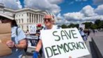 Demokratie-Index aus Schweden: Bericht: Demokratie in vielen Ländern auf dem Rückzug