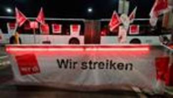 Tarifkonflikt mit Folgen: Nahverkehr in diversen Städten lahmgelegt
