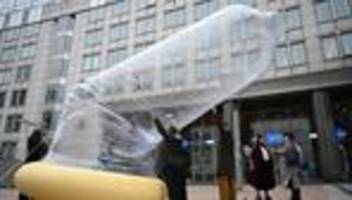 Verhütung: Riesen-Kondom vor EU-Parlament: Mehr zu Verhütung forschen