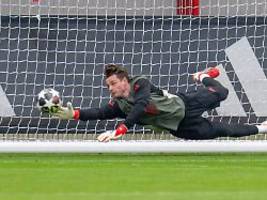Neuer und Urbig im Training: FC Bayern geht davon aus, dass 16-jähriger Keeper doch nicht spielen muss