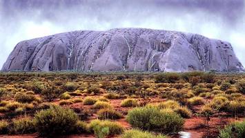 Heiliger Berg in der australischen Wüste hat plötzlich Wasserfälle