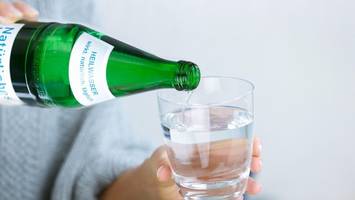 Heilwasser gegen Osteoporose & Co.: Was kann die Medizin aus der Flasche?