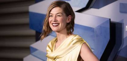 rosamund pike würde sich heute besser auf ihre bondgirl-rolle vorbereiten