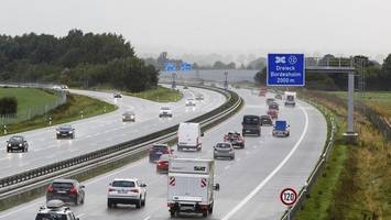 A7: Neun Personen fahren im Mazda 3 – zwei Kinder sitzen im Kofferraum